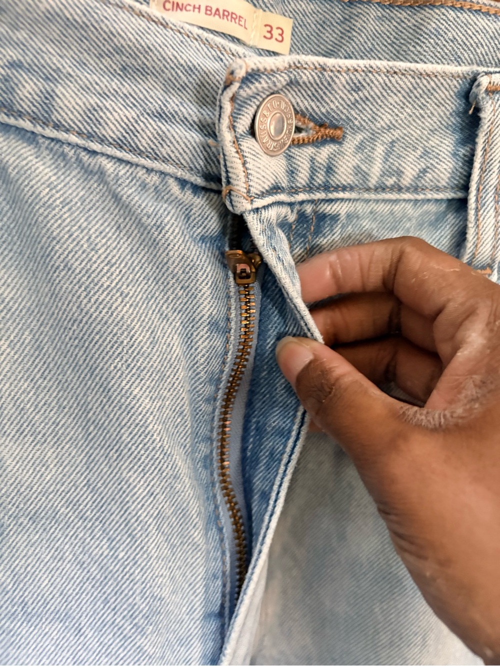 Levi's | Cinch Barrel-Leg Light Wash High-Rise Denim Jeans - Women's 33x31 - Picture 3 of 13